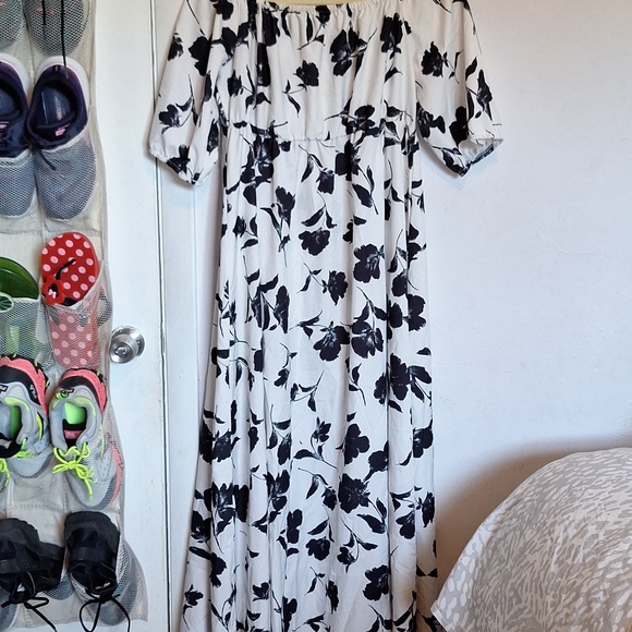 Black & White Off-Shoulder Floral Maxi Dress - Picture 13 of 13